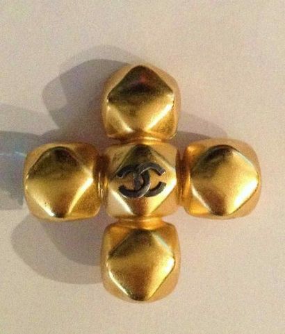 CHANEL Broche croix en métal doré siglée - Hauteur: 4,5cm