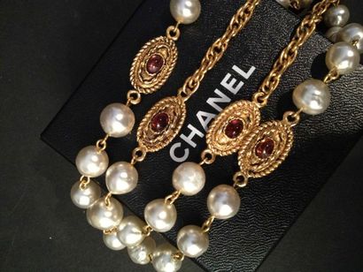 CHANEL Sautoir en métal doré et perles fantaisies alternées de cabochons en pâte...