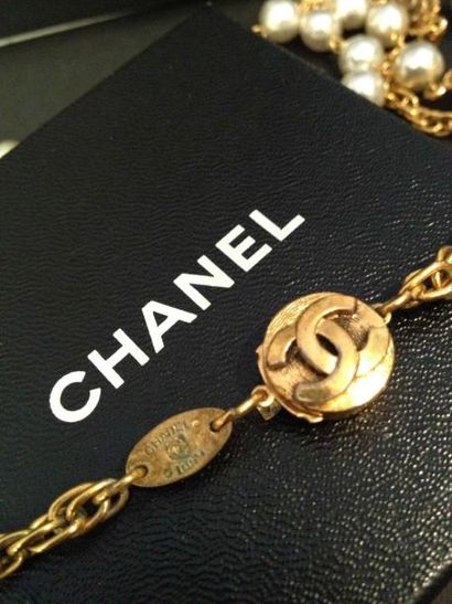 CHANEL Sautoir en métal doré et perles fantaisies alternées de cabochons en pâte...