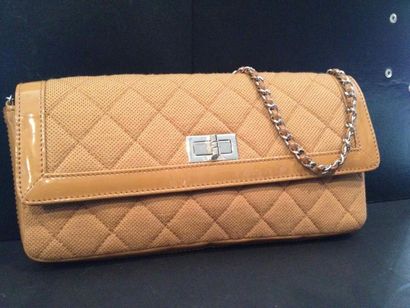 CHANEL Sac à main en jersey matelassé et cuir vernis couleur caramel, fermoir mademoiselle,...