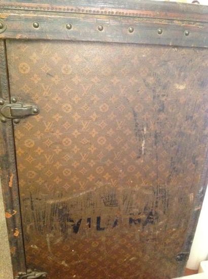 LOUIS VUITTON N°017317 Malle Wardrobe en toile monogram marquée du nom Vilana sommée...