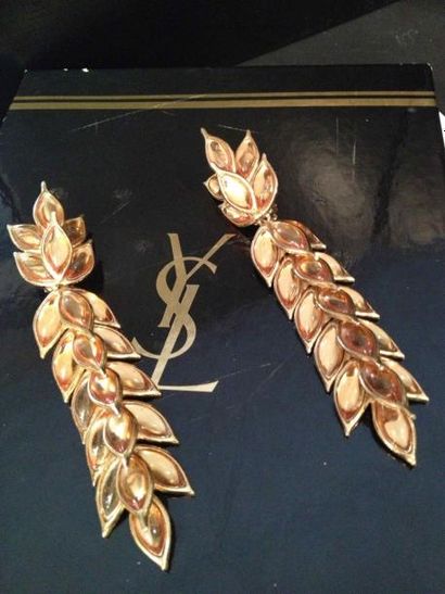 YVES SAINT LAURENT par GOOSSENS Collection " Epi" Paire de clips d'oreilles en métal...