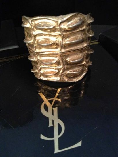 YVES SAINT LAURENT par GOOSSENS Bracelet manchette collection "Croco" en métal doré-...