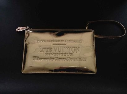 LOUIS VUITTON par MARC JACOBS Pochette du soir en vinyl doré monogram miroir- Circa...