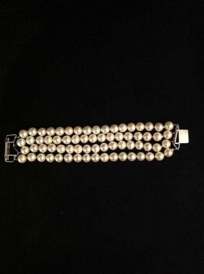 null Bracelet de quatre rangs de perles de culture avec fermoir en or gris - Longueur:...