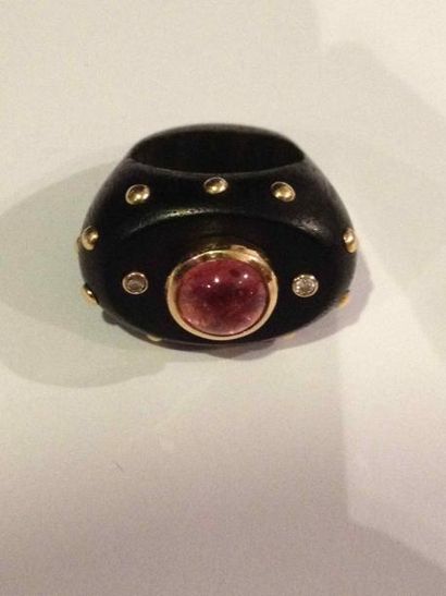 null Bague en bois exotique et clous d'or ornée d'une tourmaline rose entourée de...