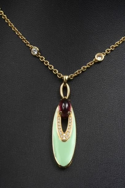 BULGARI Collier en or et diamants à pendentif ovale émaillé vert orné d'une tourmaline,...