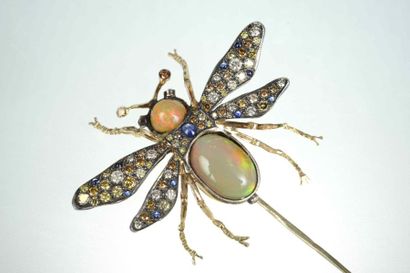 null Epingle Insecte en or et argent le corps orné d'une opale et les ailes pavées...