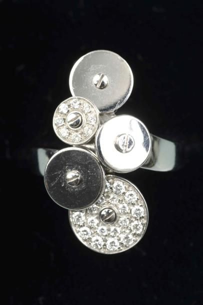BULGARI Bague en or gris à disques mobiles pavés de diamants - Poids brut: 8,8g