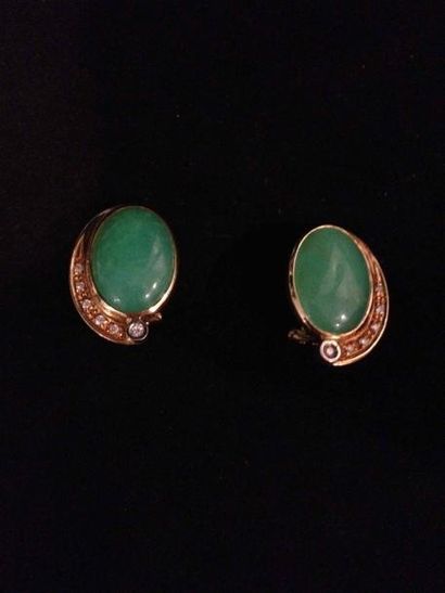 null Paire de clips d'oreilles en or, cabochons de jade ovales et petits diamants...