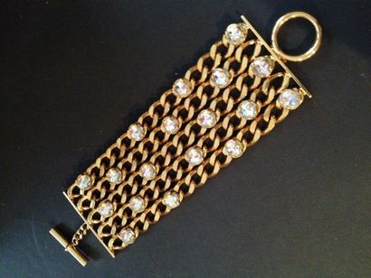 CHANEL Demi-parure en métal doré composée d'un bracelet manchette multi chaines et...