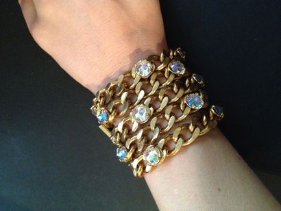 CHANEL Demi-parure en métal doré composée d'un bracelet manchette multi chaines et...
