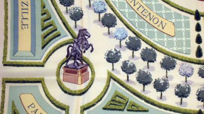 HERMES Paris "Les Jardins de Versailles" par Christiane Vauzelles Carré en soie bleue,...