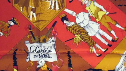 HERMES Paris "Carnaval de Venise" par Hubert de Watrigant Carré en soie façonnée/damask...