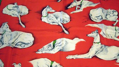 HERMES Paris "Les Lévriers Greyhounds" par Xavier de Poret Rare carré en soie rouge,...