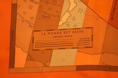 HERMES Paris "Le Monde est Vaste" par Cyrille Diatkine Carré en soie orange et brune...