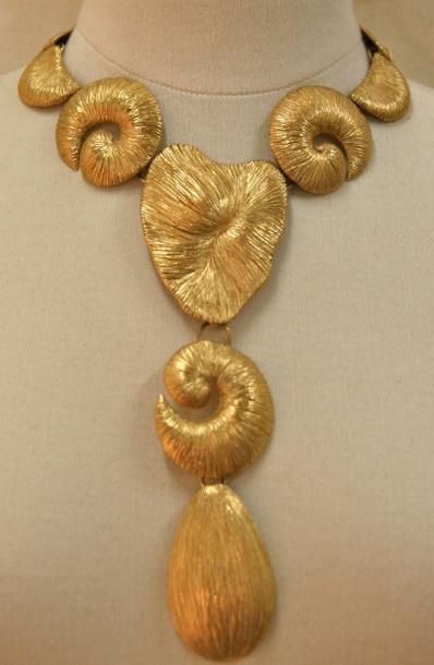 BALENCIAGA Collier en métal doré amati à motif de coquillages - circa 1980