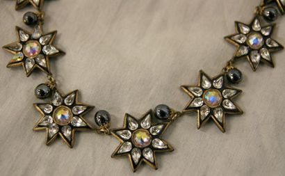 BILLYBOY Collier étoiles en résine pavées de strass et alternées de petites perles...