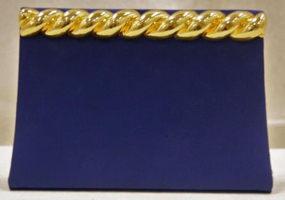 YVES SAINT LAURENT Pochette en satin bleu et métal doré torsadé - circa 1980 - Dimensions:...