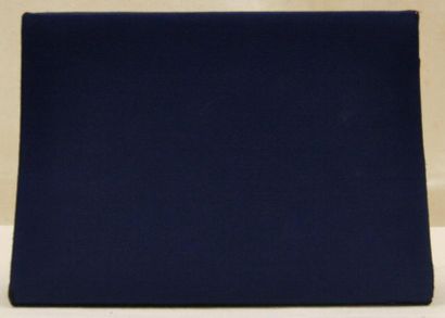 YVES SAINT LAURENT Pochette en satin bleu et métal doré torsadé - circa 1980 - Dimensions:...