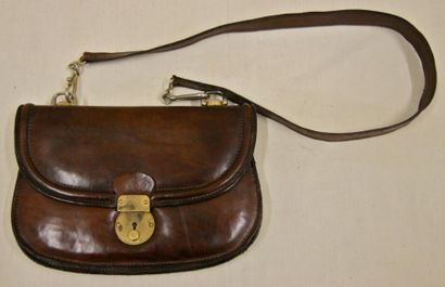 CELINE Petit sac à bandoulière en cuir marron - circa 1970 - Dimensions: 18,5 x 22,5...