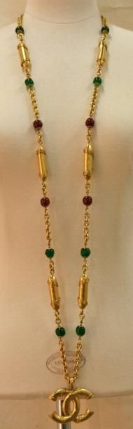 CHANEL Sautoir composé de perles de verre rouges et vertes et de cartouches en métal...