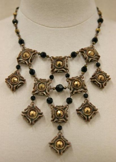 HENRY Collier draperie en talosel et perles de verres facettées noires et or - circa...