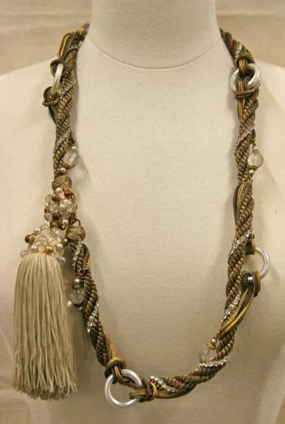 YVES SAINT LAURENT Collier en passementerie et métal doré, orné de strass et perles...