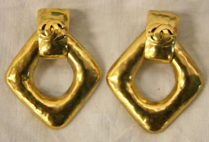 CHANEL Paire de clips d'oreilles losange en métal doré martelé et siglé - circa 1990...