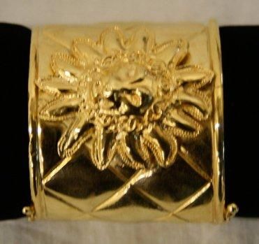 CHANEL Bracelet manchette en métal doré matelassé orné d'une tête de lion - circa...