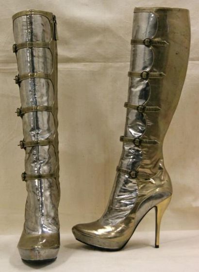 ALEXANDER MCQUEEN Paire de bottes à talons en cuir vernis or et argent T 36 - circa...