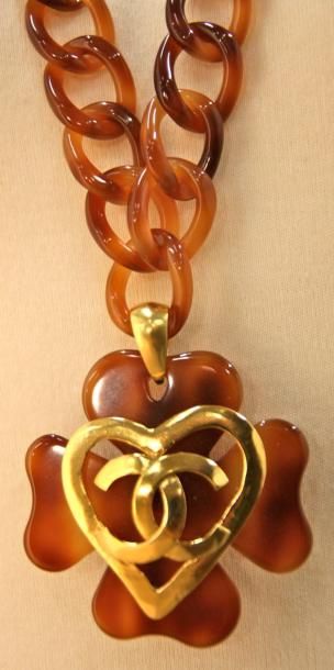 CHANEL Long collier en bakélite imitation écaille à pendant trèfle centré d'un coeur...
