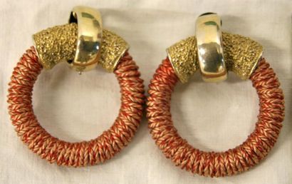 YVES SAINT LAURENT Paire de clips d'oreilles anneaux en métal doré et passementerie...