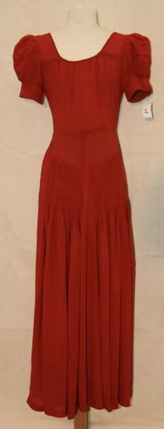 ANONYME Robe longue en soie rouge T36 - circa 1920 (taches et ourlet légerement ...