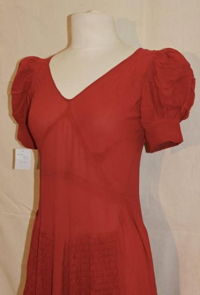 ANONYME Robe longue en soie rouge T36 - circa 1920 (taches et ourlet légerement ...