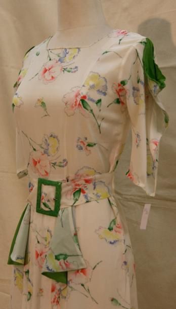 ANONYME Robe longue en soie blanche à motifs de fleurs avec ceinture T34/36 - circa...