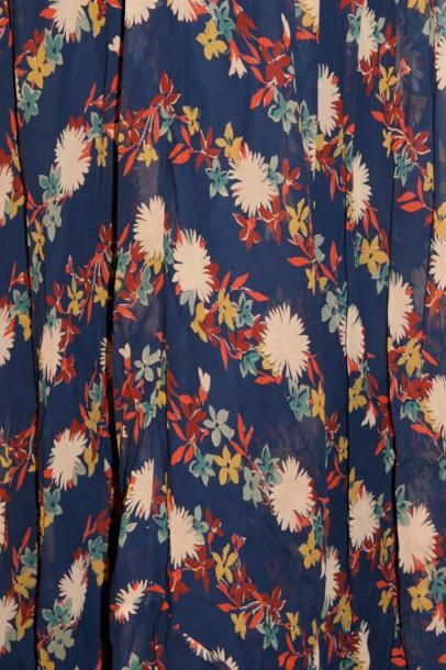 ANONYME Robe longue en mousseline de soie bleu marine à motifs de fleurs et fond...