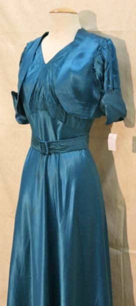 ANONYME Ensemble robe et boléro avec ceinture en satin de soie bleu T38 - circa 1920...