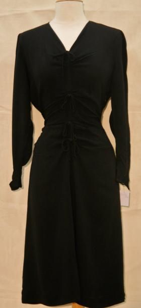 ANONYME Robe en crêpe noire, travail de noeuds sur le devant T38 - circa 1930