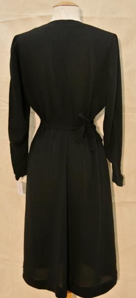 ANONYME Robe en crêpe noire, travail de noeuds sur le devant T38 - circa 1930