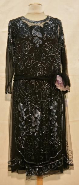 ANONYME Robe en tulle de soie noir à motifs de fleurs brodées de perles et sequins...