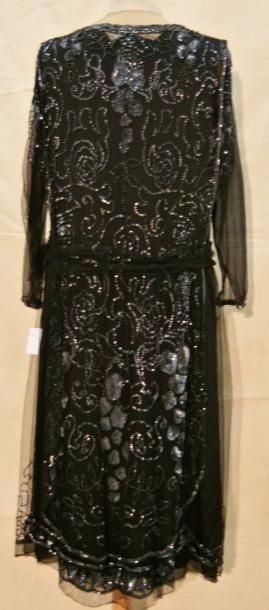 ANONYME Robe en tulle de soie noir à motifs de fleurs brodées de perles et sequins...