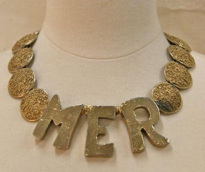 YVES SAINT LAURENT Collier pépite en métal doré centré des lettres MER - circa 1...