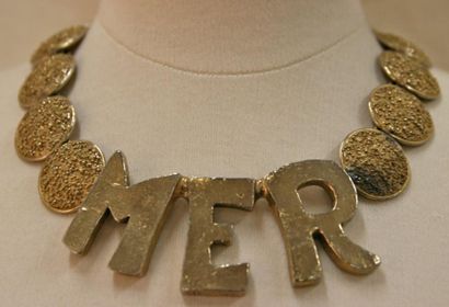 YVES SAINT LAURENT Collier pépite en métal doré centré des lettres MER - circa 1...