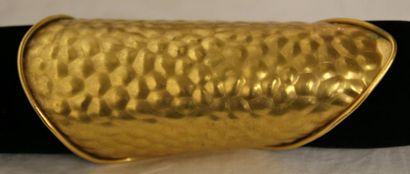 THIERRY MUGLER (Attribué à) Large bracelet manchette de défilé en métal doré façon...
