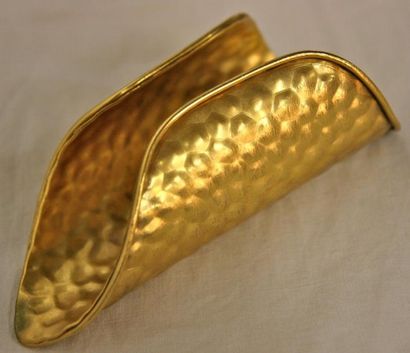 THIERRY MUGLER (Attribué à) Large bracelet manchette de défilé en métal doré façon...