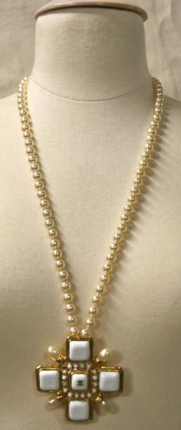 CHANEL Collier de perles nacrées retenant un pendentif/broche en forme de croix en...
