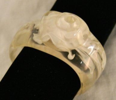 CHRISTIAN DIOR Bracelet jonc de forme coquillage en résine blanche et transparente...