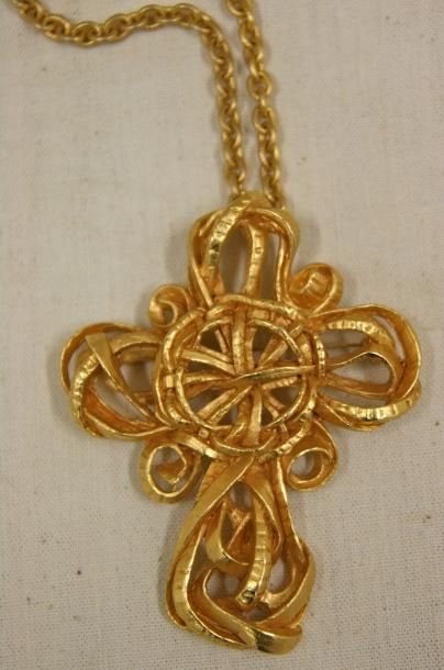 CHRISTIAN LACROIX Pendentif broche en forme de croix en métal doré ajouré et sa chaîne...