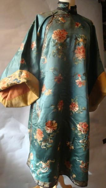 null Robe de femme mandchou, Chine, vers 1900. Satin de soie bleu céleste brodé en...